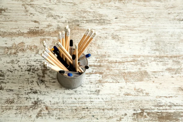 Олівці на дерев'яній стільниці — стокове фото